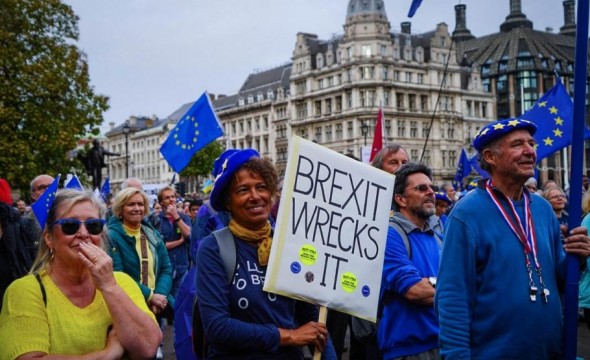 Britanicii s-au săturat de Brexit și au ieșit în stradă. Ce au solicitat protestatarii